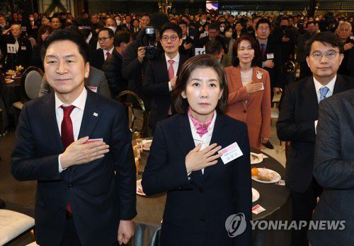 국기에 경례하는 김기현(서울=연합뉴스) 이정훈 기자 = 국민의힘 김기현 당대표 후보와 나경원 전 의원이 9일 오후 서울 마포구 케이터틀에서 열린 '새로운 민심 새민연 전국대회'에서 국기에 경례하고 있다. 오른쪽으로 윤상현 당대표 후보도 보인다. 2023.2.9 uwg806@yna.co.kr