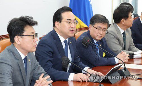 원내대책회의 발언하는 박홍근 원내대표(서울=연합뉴스) 백승렬 기자 = 더불어민주당 박홍근 원내대표가 28일 국회에서 열린 원내대책회의에서 발언하고 있다. 2023.2.28 srbaek@yna.co.kr