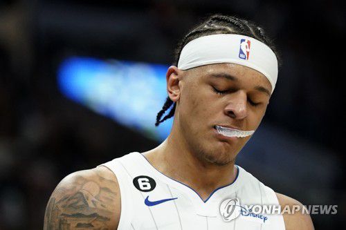 패배에 아쉬워하는 올랜도의 신인 파올로 반체로[AP=연합뉴스]