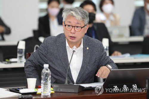 경북경찰 국감서 질의하는 조응천 의원(안동=연합뉴스) 김현태 기자 = 더불어민주당 조응천 의원이 17일 오후 경북 안동시 경상북도 경찰청에서 열린 국회 행정안전위원회의 국정감사에서 질의하고 있다. 2022.10.17 mtkht@yna.co.kr