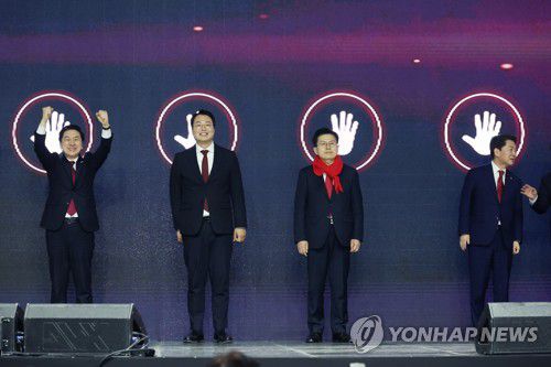 퍼포먼스 위해 단상 오른 국민의힘 당 대표 후보들(대구=연합뉴스) 임화영 기자 = 국민의힘 김기현(왼쪽부터)·천하람·황교안·안철수 당 대표 후보가 28일 오후 대구 북구 엑스코에서 열린 제3차 전당대회 대구·경북 합동연설회에서 대구·경북 통합신공항 건설 퍼포먼스를 위해 단상에 올라와 있다. 2023.2.28 hwayoung7@yna.co.kr