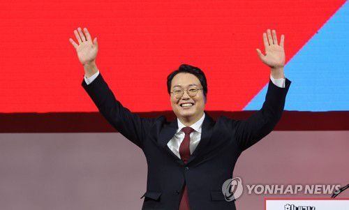 정견발표에 앞서 손들어 인사하는 천하람 당 대표 후보(고양=연합뉴스) 하사헌 기자 = 국민의힘 천하람 당 대표 후보가  2일 오후 경기도 고양시 고양체육관에서 열린 제3차 전당대회 서울·인천·경기 합동연설회에서 정견발표에 앞서 손들어 당원들에게 인사하고 있다. 2023.3.2 toadboy@yna.co.kr