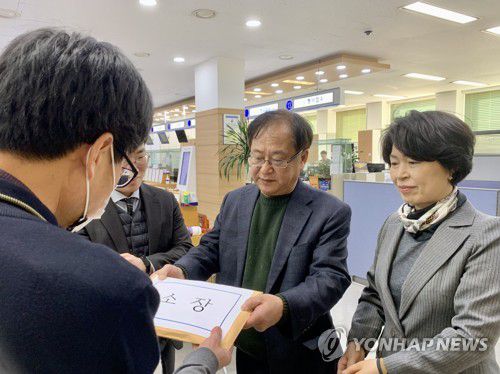 '5·18 발포 거부' 고문당한 안병하 유족 소송 제기(광주=연합뉴스) 장아름 기자 = 5·18 민주화운동 당시 신군부의 발포 명령을 거부했다가 고문당한 고(故) 안병하 치안감의 유족이 국가를 상대로 정신적 손해배상 청구 소송을 제기했다. 2일 오전 안 치안감의 아들인 안호재 안병하인권학교 대표(가운데)와 임선숙 변호사가 광주지방법원에 소장을 제출하고 있다. 2023.3.2 areum@yna.co.kr