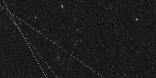 허블 망원경 사진에 찍힌 인공위성 3개의 궤적[NASA·ESA·매커프린 연구팀 제공.재판매 및 DB 금지]