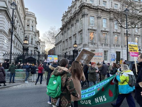 영국 총리실 앞 시위하는 간호사 노조(런던=연합뉴스) 최윤정 특파원 = 영국 국민보건서비스(NHS) 간호사 노조가 2023년 1월 18일 영국 총리실 앞에서 시위를 하고 있다. 2023.3.3 merciel@yna.co.kr