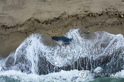 해변에서 발견된 난민선의 잔해(스테카토 디 쿠트로 AP=연합뉴스) 27일(현지시간) 이탈리아 칼라브리아주의 스테카토 디 쿠트로 마을 앞 해변에 떠밀려 온 난민선의 잔해. 2023.2.28 [2023.02.28 송고]