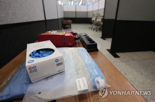중국발 입국자 코로나19 검사 의무 해제(영종도=연합뉴스) 서대연 기자 = 중국발 입국자 코로나19 유전자증폭(PCR) 검사 의무가 사라진 1일 오전 인천국제공항 제2여객터미널에 마련된 중국발 입국자 검사 대기 장소에 정리 중인 방역 물품들이 놓여있다.    2023.3.1 dwise@yna.co.kr