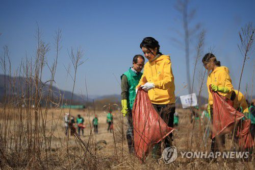 환경정화 활동 나선 김건희 여사(포항=연합뉴스) 안정원 기자 = 김건희 여사가 3일 경상북도 포항시 기계천에서  환경정화 활동을 하고 있다. 2023.3.3 [대통령실 제공. 재판매 및 DB금지] jeong@yna.co.kr