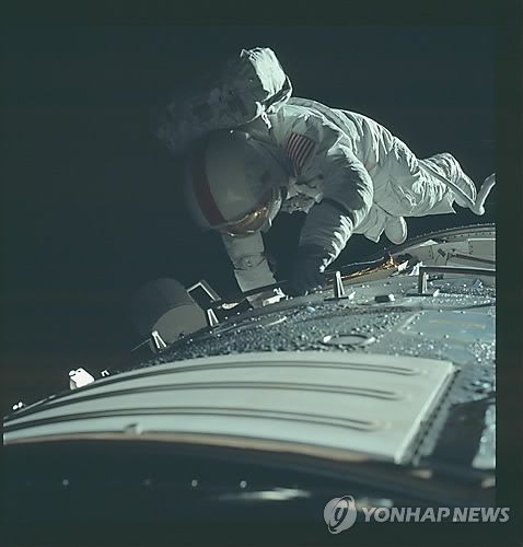 '고요의 극한 공간을 나아가다' 아폴로 우주선 안팎 모습(서울=연합뉴스) 공기가 없고 소리도 없다. 온도는 섭씨 120도부터 -100도까지 오락가락한다. 영화 '그래비티'의 오프닝 문구처럼 우주 공간에서 생명은 존재할 수 없다. 그 극한 공간을 항해하는 우주선은 실제 어떤 모습일까? 1960∼1970년대 진행된 미국의 유인 달탐사 사업인 '아폴로 계획' 중 우주인이 찍은 우주선 안팎 장면. [아폴로 프로젝트 아카이브(플리커). 재판매 및 DB 금지]