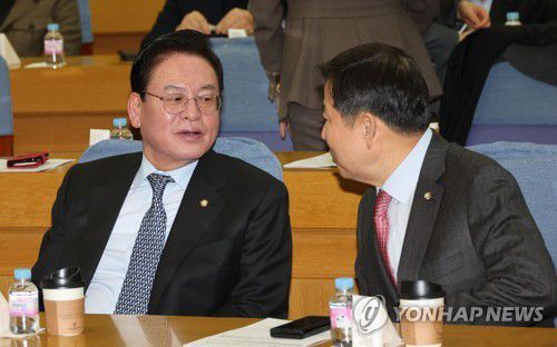 대화하는 정우택 국회부의장과 이철규 의원(서울=연합뉴스) 하사헌 기자 = 15일 오전 서울 여의도 국회 의원회관에서 열린 국민의힘 공부모임 국민공감에서 정우택 국회부의장(왼쪽)과 이철규 의원이 대화하고 있다. 2023.2.15 toadboy@yna.co.kr