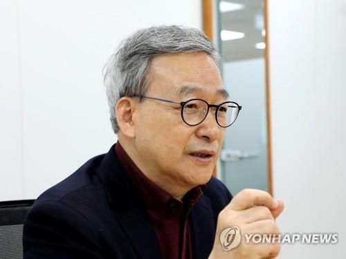 연합뉴스와 인터뷰 중인 정호승[촬영 정한솔]