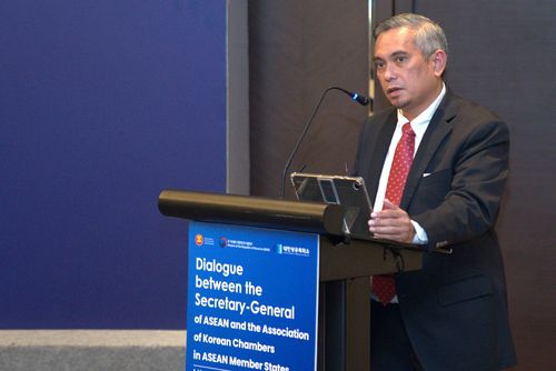 한·아세안 비즈니스 포럼(자카르타=연합뉴스) 키키 베리코 인도네시아 대학 국제경제학과 교수가 6일(현지시간) 인도네시아 자카르타 페어몬트 호텔에서 주아세안 대한민국대표부 주최로 열린 '한·아세안 비즈니스 포럼'에서 'RCEP 협정을 활용한 한·아세안 경제협력 고도화 방안' 주제발표를 하고 있다. 2023.3.6 photo@yna.co.kr [주아세안 대한민국 대표부 제공. 재판매 및 DB 금지]