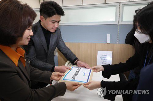 민주당, 50억클럽 특검법 발의(서울=연합뉴스) 백승렬 기자 = 더불어민주당 이수진·오영환 원내대변인이 3일 국회 의안과에 50억클럽 특검법안을 제출하고 있다. 2023.3.3 srbaek@yna.co.kr