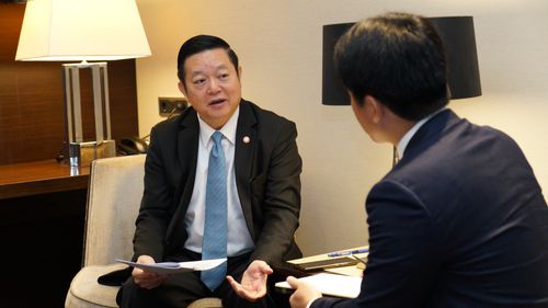 까으 끔 후은 신임 아세안 사무총장(자카르타=연합뉴스) 까으 끔 후은 신임 아세안 사무총장이 6일(현지시간) 인도네시아 자카르타 페어몬트 호텔에서 연합뉴스와 단독 인터뷰를 하고 있다. 2023.3.7 photo@yna.co.kr [주아세안 대한민국 대표부 제공. 재판매 및 DB 금지]