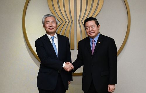 권희석 주 아세안 대표부 대사(왼쪽)가 지난 1월 17일 까으 끔 후은 아세안 사무총장을 예방한 자리에서 악수하며 기념촬영을 하고 있다. [아세안 사무국 제공. 재판매 및 DB 금지]