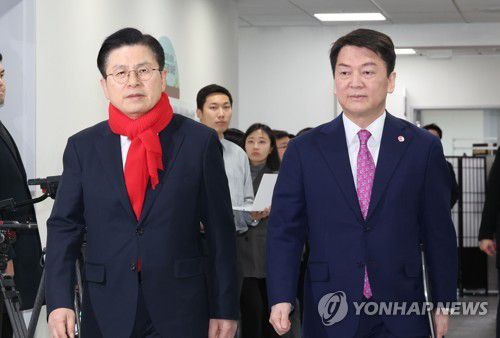 기자회견장 들어서는 안철수와 황교안(서울=연합뉴스) 하사헌 기자 = 국민의힘 안철수 당 대표 후보(오른쪽)와 황교안 당 대표 후보가 7일 오후 서울 여의도 국회 소통관에서 '대통령실 행정관 단톡방 김기현 지지' 논란 관련 공동회견을 하기 위해 기자회견장에 들어서고 있다. 2023.3.7 toadboy@yna.co.kr