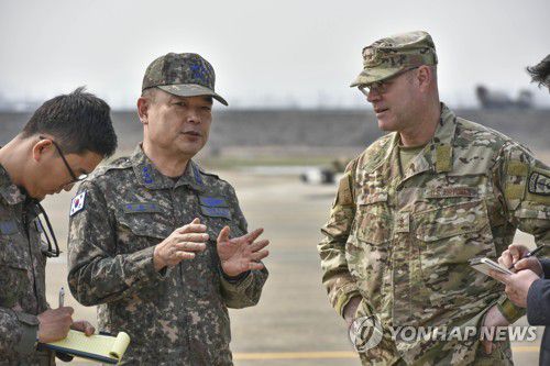 연합작전 수행절차 논의하는 한미 공군 사령관(서울=연합뉴스) 최춘송 한국 공군 공중기동정찰사령부 사령관(왼쪽 두 번째, 소장)과 마이클 마틴 주한 미국 특수전사령부 공군 소장이 7일 경남 창녕군 소재 남지 비상활주로에서 진행한 한미연합 비상활주로 이착륙 훈련에서 연합작전 수행절차를 논의하고 있다. 2023.3.7 [공군 제공. 재판매 및 DB 금지] photo@yna.co.kr