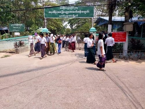 양곤지역에서 첫날 시험을 치르고 시험장을 나서는 대학 수능수험생들. 2023.3.8.[SNS 캡처. 재판매 및 DB 금지]