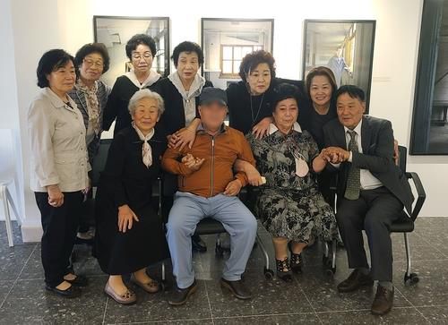 2022년 오월어머니 만난 김귀삼 씨(앞줄 오른쪽 첫번째)[연합뉴스 자료사진]