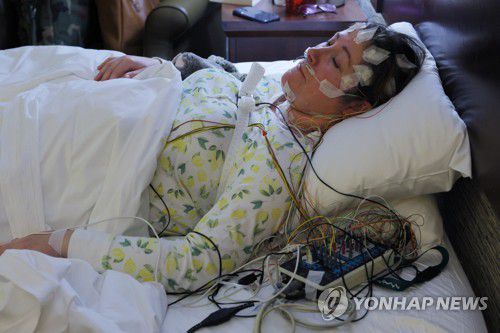 의료기기에 의지하고 있는 미국의 '롱코비드' 환자[로이터 연합뉴스 자료사진. 재판매 및 DB 금지]