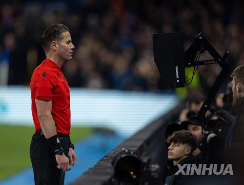 온필드리뷰 하는 주심[신화=연합뉴스]