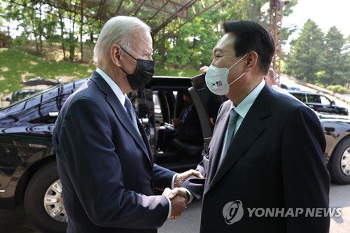 바이든 대통령 배웅하는 윤석열 대통령(평택=연합뉴스) 서명곤 기자 = 윤석열 대통령이 22일 오후 오산 미 공군기지에서 방한 일정을 마치고 일본으로 향하는 조 바이든 미국 대통령과 악수하고 있다.   2022.5.22 seephoto@yna.co.kr