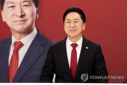 TV토론 준비하는 김기현 후보(서울=연합뉴스) 국민의힘 김기현 당대표 후보가 3일 서울 마포구 채널A에서 열린 당대표 후보자 토론회에 참석해 토론을 준비하고 있다. 2023.3.3 [국회사진기자단] photo@yna.co.kr