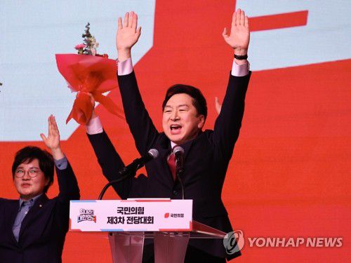 환호하는 김기현 신임 당 대표(고양=연합뉴스) 임화영 기자 = 8일 오후 경기도 고양시 일산 킨텍스에서 열린 국민의힘 제3차 전당대회에서 김기현 신임 당 대표가 환호하고 있다. 2023.3.8 hwayoung7@yna.co.kr