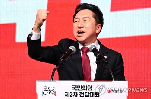 수락연설하는 김기현 신임 당 대표(고양=연합뉴스) 이정훈 기자 = 국민의힘 김기현 신임 당 대표가 8일 오후 경기도 고양시 일산 킨텍스에서 열린 국민의힘 제3차 전당대회에서 당 대표로 선출된 후 수락연설을 하고 있다. 2023.3.8 [공동취재] uwg806@yna.co.kr