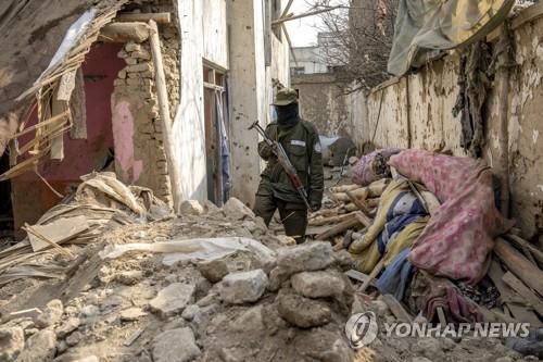 2월 14일 아프간 수도 카불에서 IS의 은신처를 수색하는 탈레반 대원.[AP 연합뉴스 자료사진. 재판매 및 DB 금지]