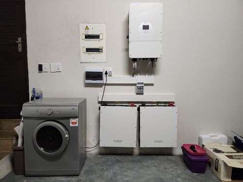 남아공 한 가정집에 설치된 인버터 모습(요하네스버그=연합뉴스) 유현민 특파원 = 9일(현지시간) 남아프리카공화국 요하네스버그의 한 가정집에 설치된 대형 충전설비 '인버터'의 모습. 2023.3.10  hyunmin623@yna.co.kr