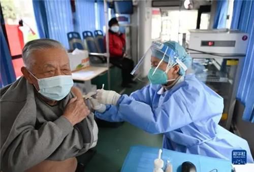 작년 12월 광저우에서 백신 접종하는 중국 노인[신화사 캡처. 재판매 및 DB 금지]