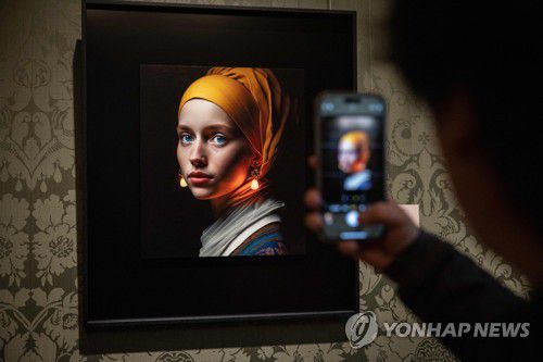 AI가 그린 '진주 귀걸이를 한 소녀'를 보는 관람객(AFP=연합뉴스) 9일(현지시간) 네덜란드 헤이그의 마우리츠하위스 미술관에서 한 관람객이 AI가 그린 '진주 귀걸이를 한 소녀' 모작을 보고 있다. 재판매 및 DB금지.