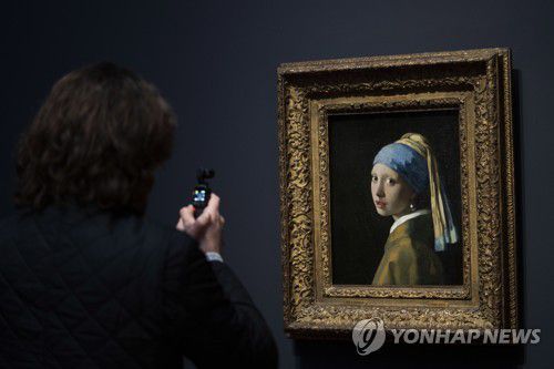 암스테르담 국립미술관에 대여 전시 중인 '진주 귀고리를 한 소녀' 원본[AP 연합뉴스 자료사진. 재판매 및 DB 금지]