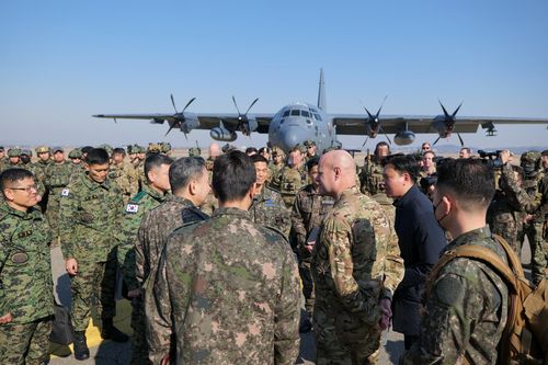 티크 나이프 훈련 현장 찾은 김승겸 합참의장  (서울=연합뉴스) 지난달 27일 한미 연례 연합특수작전훈련(Teak Knife·티크 나이프) 현장을 찾은 김승겸 합참의장(가운데 왼쪽). 배경에 보이는 항공기는 AC-130J 특수전기 [주한미특수전사령부 제공]