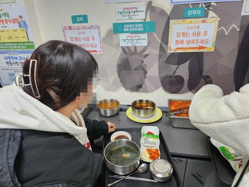 천원의 아침밥을 받는 경희대 학생[촬영 김현수 수습기자]