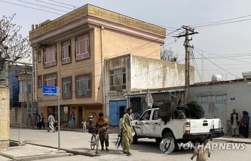 11일 IS의 폭탄 공격이 발생한 아프간 발크주의 문화센터 인근 모습.[EPA 연합뉴스 자료사진. 재판매 및 DB 금지]