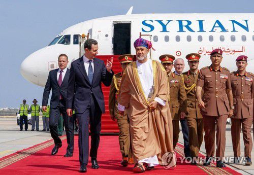 오만 찾은 바샤르 알 아사드 시리아 대통령(로이터=연합뉴스) 2월 20일 바샤르 알 아사드 시리아 대통령(왼쪽)과 하이쌈 빈 타리크 오만 국왕이 레드카펫 위를 걷고 있다. 2023.2.20 [재판매 및 DB 금지]