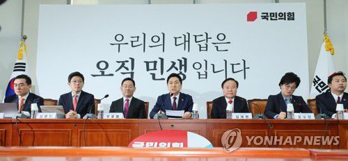 국민의힘 최고위원회의(서울=연합뉴스) 이정훈 기자 = 국민의힘 김기현 대표가 13일 오전 국회에서 열린 최고위원회의에서 발언하고 있다. 왼쪽부터 태영호·김병민 최고위원, 주호영 원내대표, 김 대표, 김재원·조수진 최고위원, 장예찬 청년최고위원. 2023.3.13 uwg806@yna.co.kr