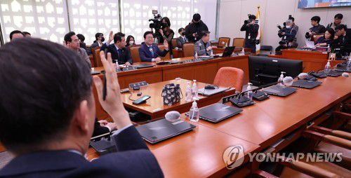 양금덕 할머니 참고인 출석 의결하는 외통위 야당 의원들(서울=연합뉴스) 하사헌 기자 = 13일 오전 서울 여의도 국회에서 국민의힘 의원들이 불참한 가운데 열린 외교통일위원회 전체회의에서 더불어민주당 의원들과 무소속 김홍걸 의원이 강제징용 피해자 양금덕 할머니 참고인 출석 등 의사일정변경동의 안건에 대해 찬성을 표시하고 있다.  2023.3.13 toadboy@yna.co.kr