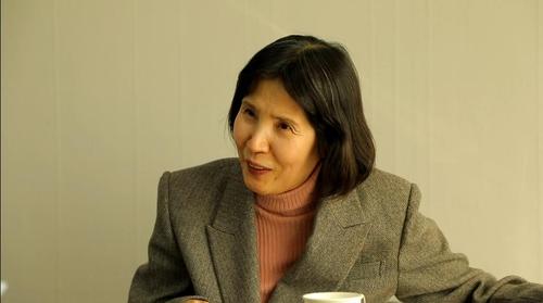 연합뉴스와 인터뷰 중인 최영미[촬영 이건희]