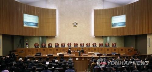 대법 '강제징용 피해자에 일본 기업이 1억씩 배상'대법 '강제징용 피해자에 일본 기업이 1억씩 배상'     (서울=연합뉴스) 김인철 기자 = 김명수 대법원장(가운데)이 30일 오후 서울 서초구 대법원 대법정에서 일제 강제징용 피해자들이 일본 기업을 상대로 낸 손해배상청구 소송 재상고심 판결 선고를 위한 대법원 전원합의체에 참석하고 있다. 2018.10.30     yatoya@yna.co.kr