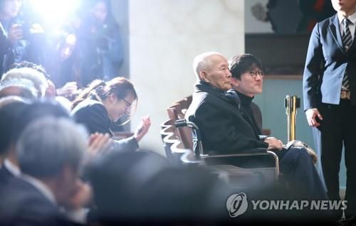 대법 "강제징용 피해자에 일본 기업이 1억씩 배상"대법 "강제징용 피해자에 일본 기업이 1억씩 배상"     (서울=연합뉴스) 김인철 기자 = 30일 오후 서울 서초구 대법원 앞에서 일제 강제징용 피해자 중 유일한 생존자인 이춘식 씨가 강제징용 손해배상청구 소송 재상고심 판결을 위한 대법원 전원합의체가 열리는 대법정에 입장해 착석하고 있다. 2018.10.30     yatoya@yna.co.kr