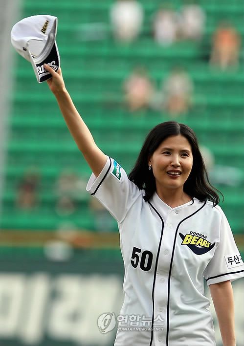 2009년 7월 잠실야구장에서 시구한 뒤 관중에게 인사하는 최영미[연합뉴스 자료사진]