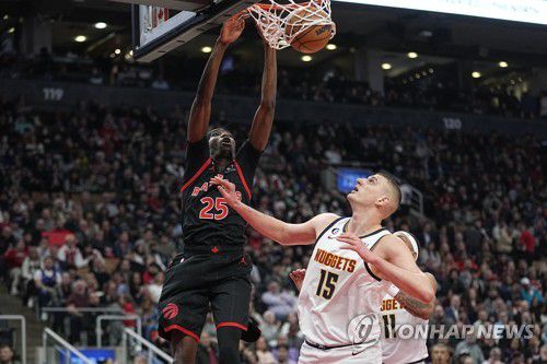 니콜라 요키치(15번) 앞에서 덩크하는 토론토의 크리스 바우처(25번)[John E. Sokolowski-USA TODAY Sports/로이터=연합뉴스]