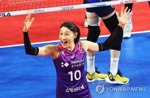기뻐하는 김연경(화성=연합뉴스) 홍기원 기자 = 15일 경기도 화성종합경기타운 실내체육관에서 열린 프로배구 V리그 여자부 IBK기업은행 알토스와 흥국생명 핑크스파이더스의 경기. 득점에 성공한 흥국생명 김연경이 기뻐하고 있다. 2023.3.15 xanadu@yna.co.kr