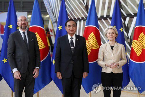 EU 지도부와 태국 총리 샤를 미셸 EU 정상회의 상임의장(왼쪽), 쁘라윳 짠오차 태국 총리, 우르줄라 폰데어라이엔 EU 집행위원장이 지난해 12월 벨기에에서 열린 EU-아세안 정상회의에 참석한 모습. [EPA 연합뉴스 자료사진, 재판매 및 DB 금지]