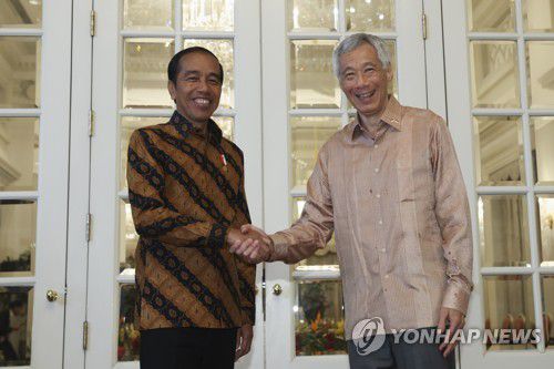 악수하는 인도네시아·싱가포르 정상(싱가포르 EPA=연합뉴스) 16일(현지시간) 싱가포르 대통령궁에서 조코 위도도 인도네시아 대통령(왼쪽)과 리셴룽 싱가포르 총리가 악수하고 있다. 2023.3.16 photo@yna.co.kr