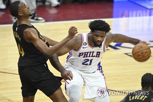 돌파하는 조엘 엠비드(21번)[USA TODAY Sports=연합뉴스]