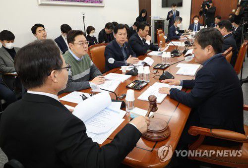 정치개혁특별위원회 정치관계법개선소위원회(서울=연합뉴스) 백승렬 기자 = 9일 국회에서 열린  정치개혁특별위원회 정치관계법개선소위원회에서 여야 의원들이 선거 관련 법안을 논의하고 있다. 2023.3.9 srbaek@yna.co.kr